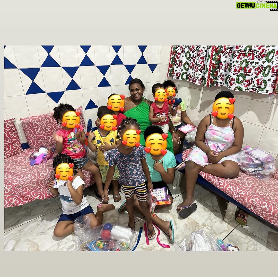 Jojo Todynho Instagram - Ih o papai noel é a Jojo ?! (Aí viu eu falei que ele existia) Não tenho palavras pra descrever o sentimento de ver o brilho nos olhos de cada criança. 🥹🥰 #gratidaosempre Bangu, Rio De Janeiro, Brazil