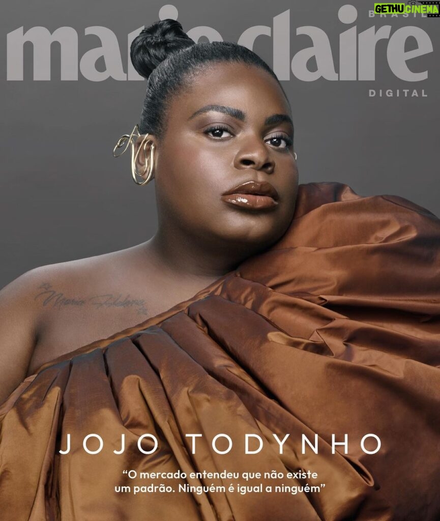 Jojo Todynho Instagram - Referência de uma geração que busca representação e proximidade com seus ídolos, #JojoTodynho ganhou influência nas redes sociais, nas quais é seguida por dezenas de milhões de pessoas, tornando-se uma voz potente contra velhos preconceitos e atitudes racistas, como uma mulher preta, gorda, periférica e absolutamente autêntica. Estrela de capa de #MarieClaireNovembro, @jojotodynho se abre sobre o desejo de ser mãe, a relação com seu corpo ao longo dos anos, sobre o carinho e ataques que recebe nas redes sociais e celebra, neste 20 de novembro, #DiaDaConsciênciaNegra, sua trajetória de sucesso. Leia a entrevista na íntegra em #MarieClaireBrasil, no site e nas bancas. Por @paoladeodoro Fotos @nanamoraes_fotografia Styling @brucidade_ Beleza @foxgoulart (@notitle.mgt) com produtos @diorbeauty e @kvdbeauty Direção criativa @joaobrito.co Direção de moda @larissalucchese Produção executiva @vandecazimmermann Assistente de fotografia Júlio Carlos Souza Produção de moda @tayluzzi Assistente de styling @brunosoares.real Assistente de beleza @rafaelasaraivamua Costureira @luisa_paiva1 Tratamento de imagem @telhacriativa Agradecimento @retrato_espacocultural Jojo veste top @_clxto e ear cuff @carlospenna.design