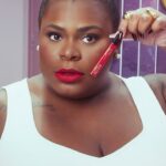 Jojo Todynho Instagram - Para de palhaçada porque quem te critica não vai te dar um batom power! E POWER, bebê, é autoestima que #VeioPraFicar, é beleza, é você não se preocupar com maquiagem porque o dia passa, mas o power não, bb. O power fica. TÁ ME OUVINDO???? Isso é #AvonPower, hein? 👀💋 #publi