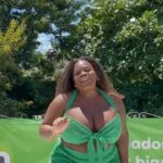 Jojo Todynho Instagram - Gostosa, Bilíngue e com a marquinha afiada, ta bom ou quer mais? Ahh, então tem mais sim! 🌺🎓 O @duolingobrasil é o companheiro perfeito para suas férias. Estude onde e quando quiser, Curta suas férias e aprenda outro idioma com apenas 5, 10, 15 ou 20 minutos por dia! 📚💻 Só deixo diquinhas top pra vocês né ? Então vem com a coruja mais famosa da internet! 🦉🏝️ #VerãoCombinaComLição #Duolingobrasil #publicidade