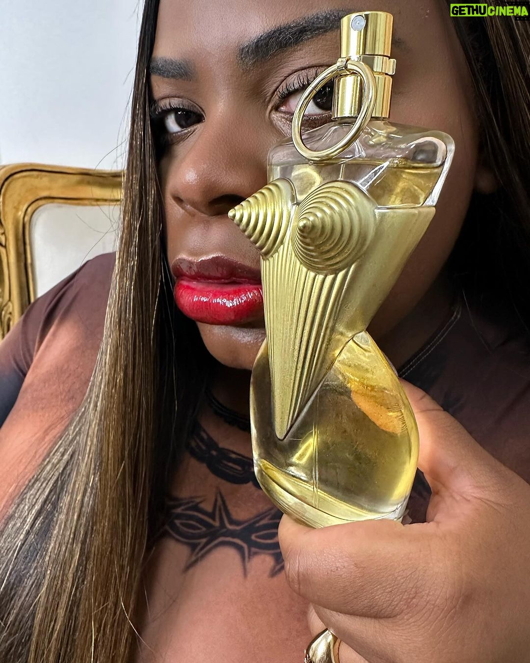 Jojo Todynho Instagram - O poder da mulher é DIVINE. Ahh, e vocês sabem que sou apaixonada né ? Amo demais essa fragrância e me sinto liberta com Gaultier Divine. Uma ode à beleza única de cada mulher exaltando a sua natureza divina. Pega essa diquinha da Mamãe pro final de ano, E Venha ser DIVINE. Seja rebelde, seja confiante, Seja livre, SEJA VOCÊ E LIBERTE-SE 💖 #GaultierDivine #publi @jeanpaulgaultier