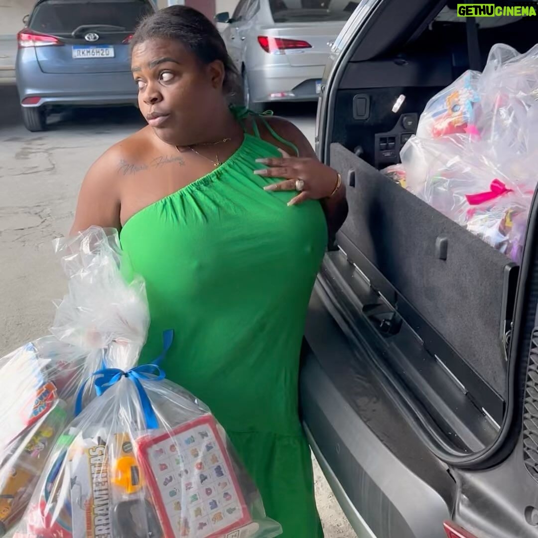 Jojo Todynho Instagram - Ih o papai noel é a Jojo ?! (Aí viu eu falei que ele existia) Não tenho palavras pra descrever o sentimento de ver o brilho nos olhos de cada criança. 🥹🥰 #gratidaosempre Bangu, Rio De Janeiro, Brazil
