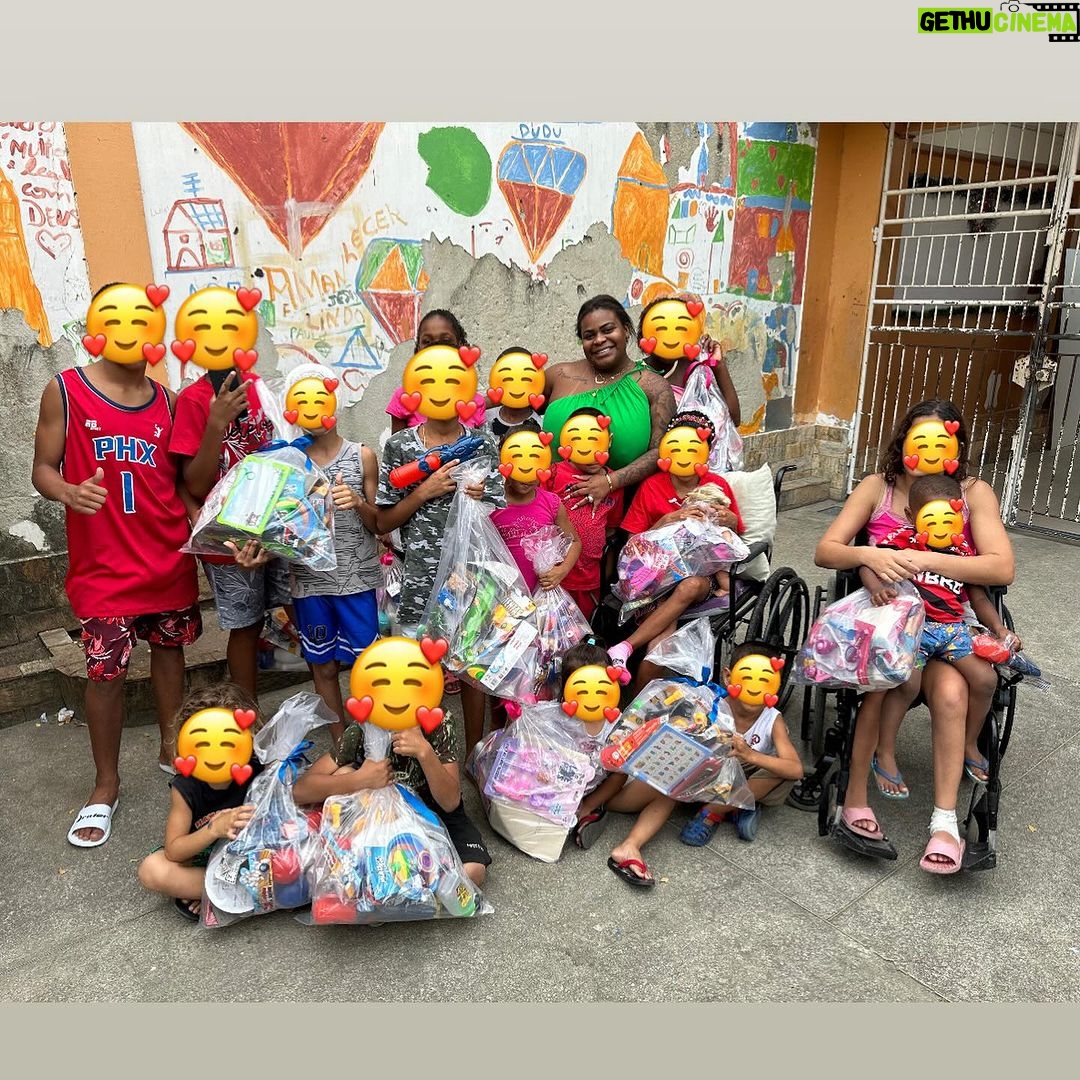 Jojo Todynho Instagram - Ih o papai noel é a Jojo ?! (Aí viu eu falei que ele existia) Não tenho palavras pra descrever o sentimento de ver o brilho nos olhos de cada criança. 🥹🥰 #gratidaosempre Bangu, Rio De Janeiro, Brazil