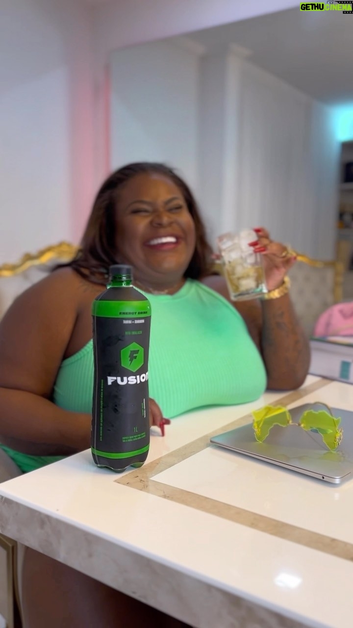 Jojo Todynho Instagram - A universitária maravilhosa de vocês chegou para dar uma dica de milhões 😍👇🏿 Correria da semana com muito trabalho e estudo a gente não pode dar mole. Eu já separei meu @fusionenergydrink pra chegar chegando no fds cheia de energia, porque não sou nem doida 😂 E você? Vai ficar em casa deitado(a) vendo a vida passar? Faça como a futura Dra Toddy e conte com Fusion pra dar um gás a mais no seu sextou! #SeTemCorreTemFusion #publi