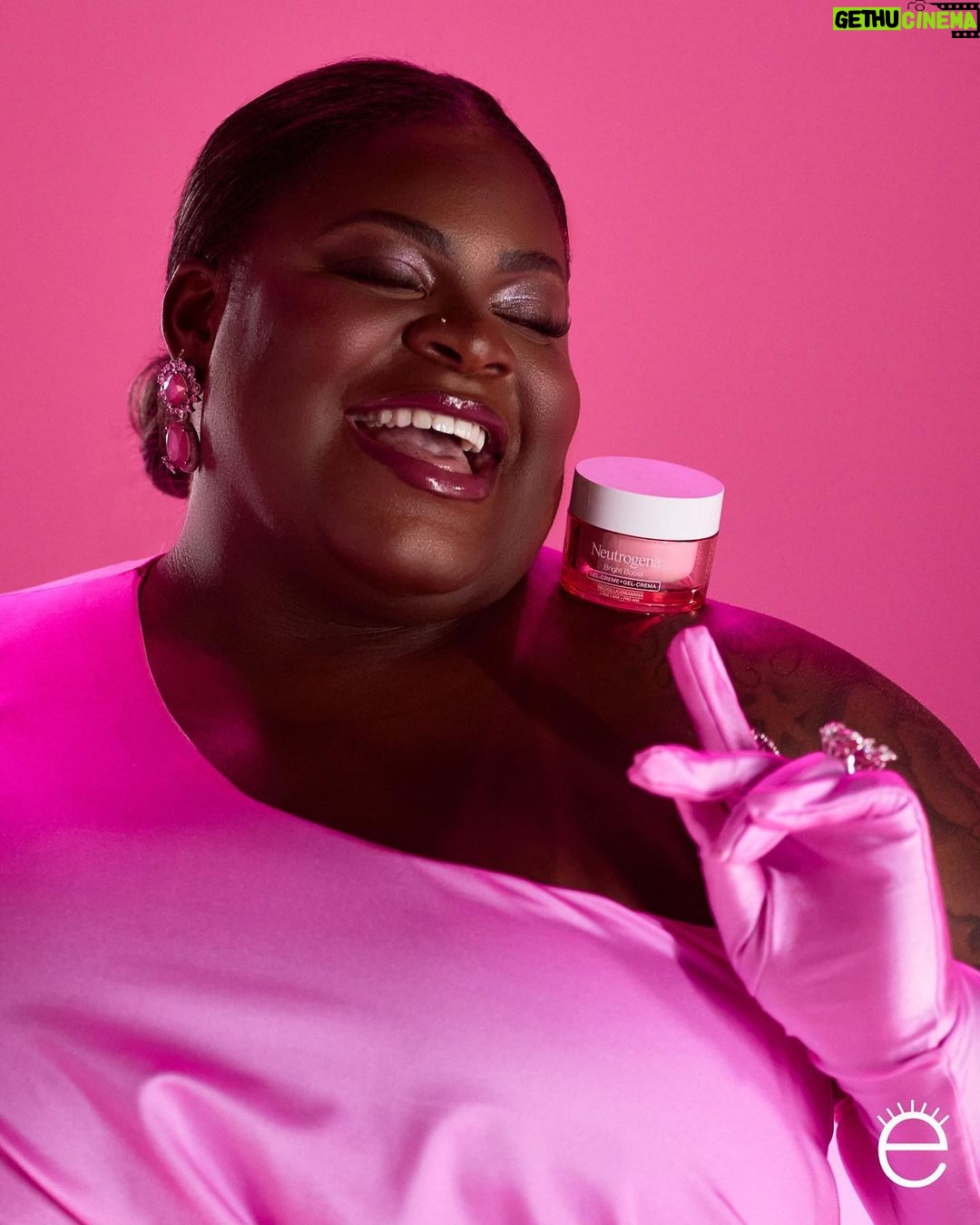 Jojo Todynho Instagram - Hoje é o dia da mais esperada, nossa #FestaDoRosa e sabe quem já está com roupa de ir? Sim, nossa anfitriã @jojotodynho hidratadíssima com o lançamento Bright Boost da @neutrogenabr E o melhor de tudo, é que tanto a nossa Rainha quanto a Neutrogena estarão no nosso aniversário de 16 anos. 🎉🎂 Fiquem ligados nos nossos stories que iremos contar tudo sobre a nossa festa por aqui 💕🎈 #festadorosa #neutrogena #jojotodynho #epocadefesta