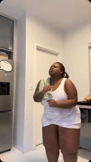 Jojo Todynho Instagram - A paz de não ter ninguém na cozinha pra se meter nas coisas. 🤪😂
 Quer me ensinar a cozinhar ?! 😂🤪🥰@xbadmix