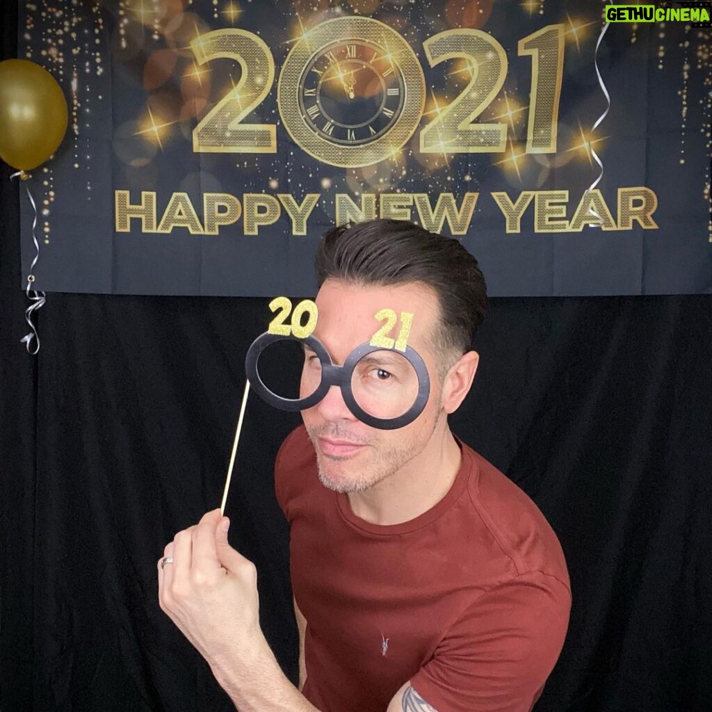 Jon Seda Instagram - I see the future and it looks bright! Happy New Year everyone! 👊🏻