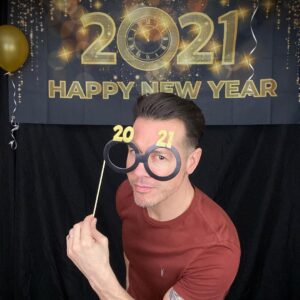 Jon Seda Instagram - I see the future and it looks bright! Happy New Year everyone! 👊🏻