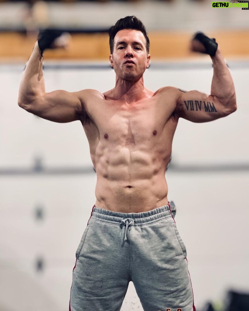 Jon Seda Instagram - Alright 50 let’s see what you got!! #onechicago #labrea @nbc #fyp #instagood #instalike #muscle #fitness