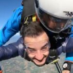 Jonathan Zidane Instagram - Quel moment privilégié avec @fabien_duperrier_skydiver au @parachutisme74 voila la vidéo de mon saut. je vous mettrais celle qui filmait ma tête en direct dans la semaine😂 Voila ce qu’on appelle s’envoyer en l’air avec un inconnu😂