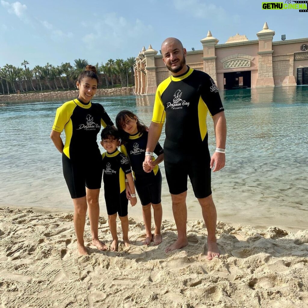 Jonathan Zidane Instagram - Un très bon souvenir en famille. 🐬🇦🇪☀️ @racha_lz Atlantis Aquaventure Waterpark, The Palm