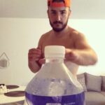 Jonathan Zidane Instagram - réussi en 1 fois ✅😏 Un jeu d’enfants..... #bottlecapchallenge #challengeaccepted✔