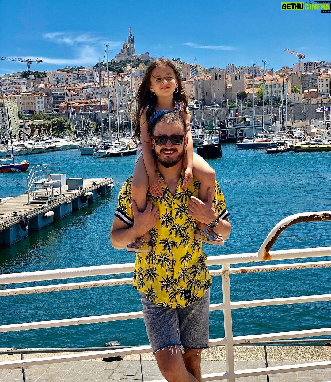 Jonathan Zidane Instagram - BONNE FÊTE À TOUS LES PAPAS ET FUTURS PAPAS DU MONDE 🥳☀️