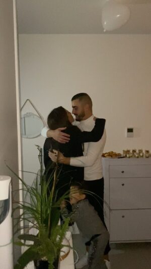Jonathan Zidane Instagram - Merci pour tout ce que tu nous apportes chaque jour à moi et nos petits anges j’espère mourir à t’es cotés ma vie ☝️❤️