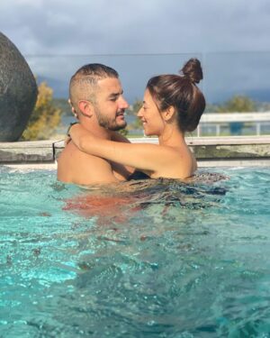 Jonathan Zidane Instagram - En pleine discussion en ce moment quant à un futur 3 em bébé Inchallah🤨
 Qui a plus de 3 enfants?
Ça va c’est pas trop la misère ?