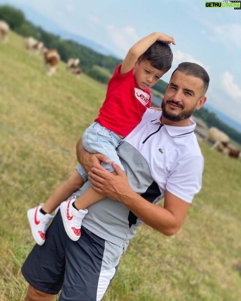 Jonathan Zidane Instagram - J’ai emmené zayn voir des vaches il m’a dit ramène moi vite a marseille tu m’a pris pour kamini?