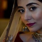 Jonita Gandhi Instagram – I can’t think of Punjabi weddings and NOT think of this gem… Of course we grew up singing LOTS of songs at weddings but Madhaniya has always struck a chord. “Kinna jamiya kinna ne le jaana”… sigh. The irony of being born by one and being ‘taken away’ by another – essentially breaks my heart lol. And then it’s like whoa your parents who worked so hard to keep you home are telling you it’s time to move out. 🥺

But it’s bittersweet, isn’t it? Growing pains. To move forward you always have to leave something behind… ♥️

Here’s a short rendition with some new lyrics (writing them down below) AND some extra love 🫶🏼. Happy wedding season folks 🥰

𝘉𝘢𝘢𝘣𝘶𝘭 𝘯𝘦 𝘱𝘢𝘢𝘭𝘦𝘺𝘢 𝘴𝘪 𝘥𝘶𝘥𝘩 𝘢𝘵𝘦 𝘮𝘢𝘬𝘩𝘯𝘢 𝘯𝘢𝘢𝘭 
𝘊𝘩𝘩𝘢𝘥 𝘨𝘩𝘢𝘳 𝘮𝘦𝘳𝘢 𝘬𝘦𝘩𝘯𝘥𝘢, 𝘱𝘢𝘭 𝘷𝘪 𝘮𝘢𝘪𝘯 𝘳𝘢𝘬𝘩𝘯𝘢 𝘯𝘢
𝘐𝘬 𝘥𝘶𝘮 𝘬𝘪𝘷𝘦𝘯 𝘯𝘪𝘳𝘮𝘰𝘩𝘢 𝘩𝘰𝘨𝘢𝘺𝘢 𝘰𝘩 
𝘐𝘯𝘫 𝘭𝘢𝘨𝘦 𝘮𝘦𝘳𝘢 𝘫𝘪𝘷𝘦𝘯 𝘴𝘢𝘣 𝘬𝘩𝘰 𝘨𝘢𝘺𝘢