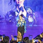 Jonita Gandhi Instagram – Bangalore holy sh*#% you were 🤯
What a concert 
What a night 
What an audience
What a city 
What a breeze (iykyk)

Thank you for the love. Hope I could return even 1% back to you that night! ♥️

Video by: @themediatronic 

Shirt @whencut_goddamn
Pant @twopointtwostudio
Earrings @kushalsfashionjewellery
Necklace @inezeofficial

Styled by @anshikaav
Assisted by @bhatia_tanisha

@danielkennethrego @percnitish @anurag.drums @kadamaditya @akankshanamdeo @njadoonanan @mojophy @clintoncharlesofficial @jasangatsonpal @25pixels.in @simran_khanwani @shahkanch @clifford.dcosta @bysamrinsayed @calvinstragram

@theofficialjontourage @collectiveartistsdiaries @noizzentertainment_india Phoenix Marketcity Bangalore