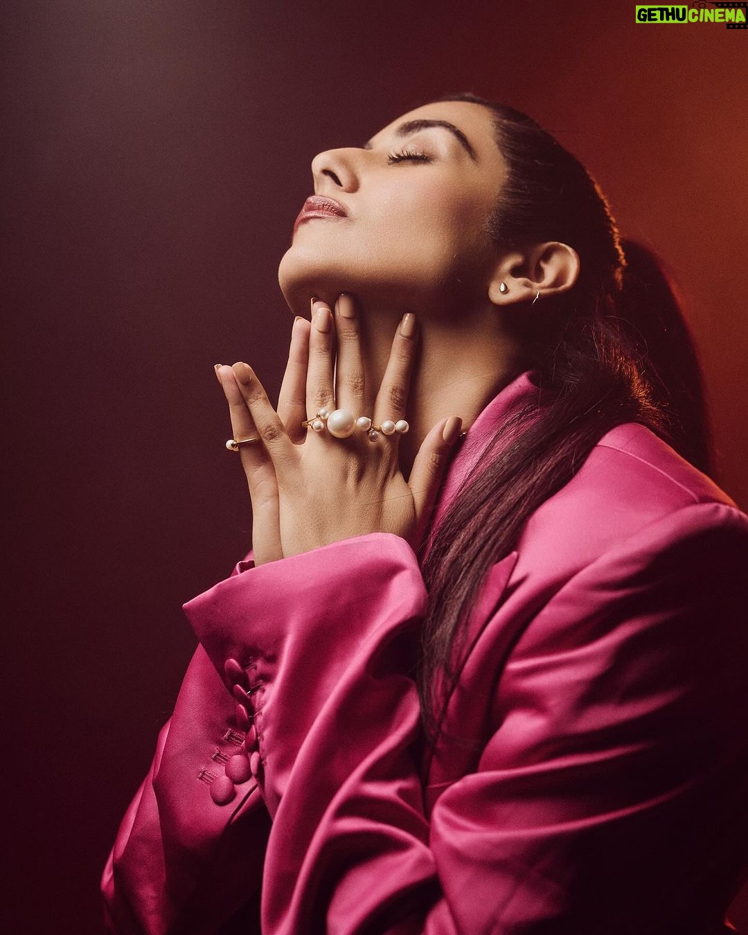 Jonita Gandhi Instagram - PINK POWER 💗 Outfit @helenanthonyofficial Necklaces @amamajewels Rings @anaash.in Footwear @crimzonworld Styled by @anshikaav Assisted by @bhatia_tanisha Photo @shreyansdungarwal Hair @dwyessh_hairwizard @aaliyahussainhairmakeupcreator MUA @anumariyajose