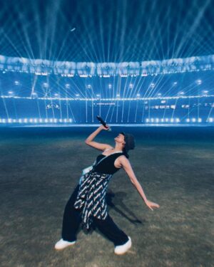 Jonita Gandhi Instagram - I realize that not many people get to say they performed at the Narendra Modi Cricket Stadium (aka the largest cricket stadium in the world) twice in 6 months and I am so so grateful! Can’t believe I’m here at the WORLD CUP FINAL… INDIA LETS GOOOOOOOOOOOOOO. Honestly it’s going to be the experience of a lifetime to watch India play today!!!!

All set to hit the pitch and drop some jhumkas at the innings break with @ipritamofficial & team ♥️
