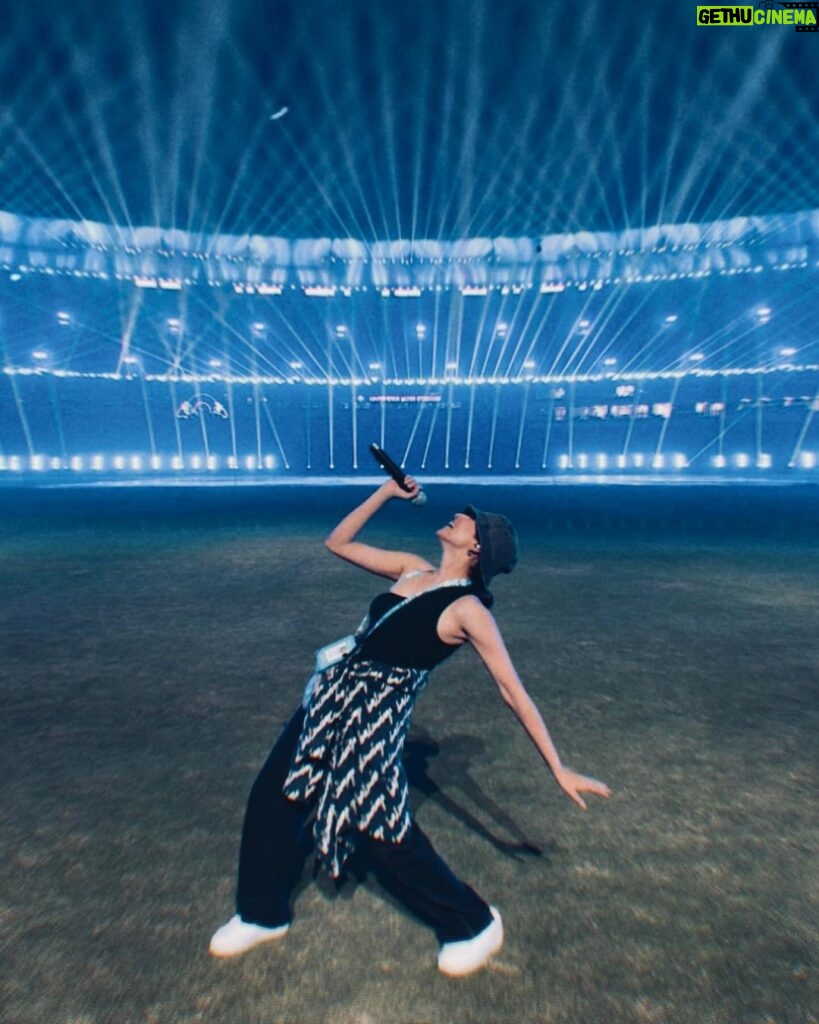 Jonita Gandhi Instagram - I realize that not many people get to say they performed at the Narendra Modi Cricket Stadium (aka the largest cricket stadium in the world) twice in 6 months and I am so so grateful! Can’t believe I’m here at the WORLD CUP FINAL… INDIA LETS GOOOOOOOOOOOOOO. Honestly it’s going to be the experience of a lifetime to watch India play today!!!! All set to hit the pitch and drop some jhumkas at the innings break with @ipritamofficial & team ♥ Ahmedabad, India