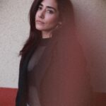 Jonita Gandhi Instagram – Tere saath,
I’m at a loss
I talk to the walls 
Par koi sunta nahi hai
📝🖤

📸 @ishanzaka