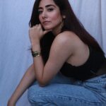 Jonita Gandhi Instagram – Tere saath,
I’m at a loss
I talk to the walls 
Par koi sunta nahi hai
📝🖤

📸 @ishanzaka