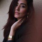 Jonita Gandhi Instagram – Tere saath,
I’m at a loss
I talk to the walls 
Par koi sunta nahi hai
📝🖤

📸 @ishanzaka