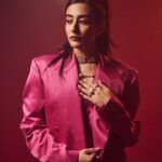 Jonita Gandhi Instagram - PINK POWER 💗 Outfit @helenanthonyofficial Necklaces @amamajewels Rings @anaash.in Footwear @crimzonworld Styled by @anshikaav Assisted by @bhatia_tanisha Photo @shreyansdungarwal Hair @dwyessh_hairwizard @aaliyahussainhairmakeupcreator MUA @anumariyajose