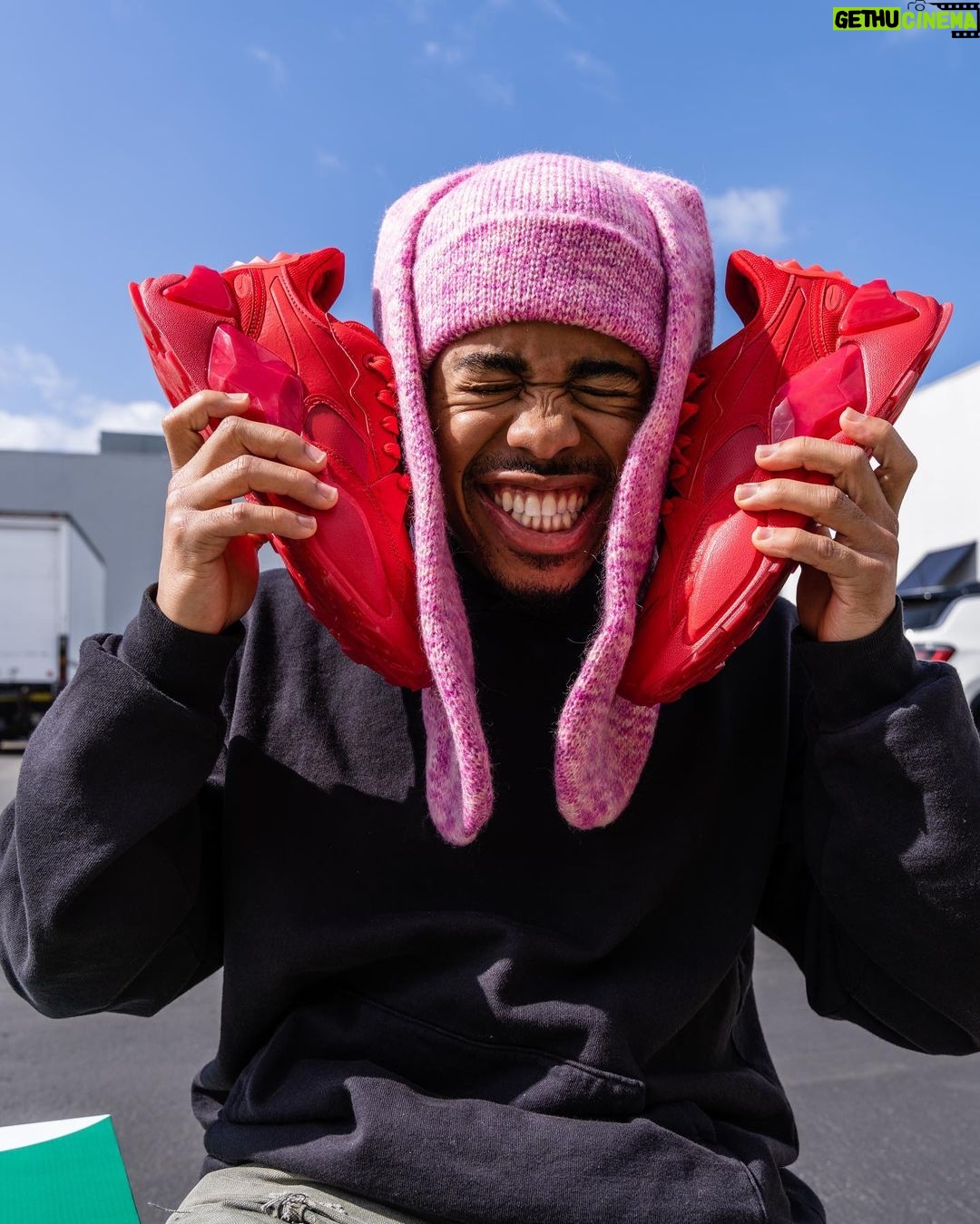 Jordan Bentley Instagram - I was supposed to wear these RS-XL FOREVER DIAMOND Pumas with RiRi at half time but I was stuck in traffic @pumasportstyle @footlocker
