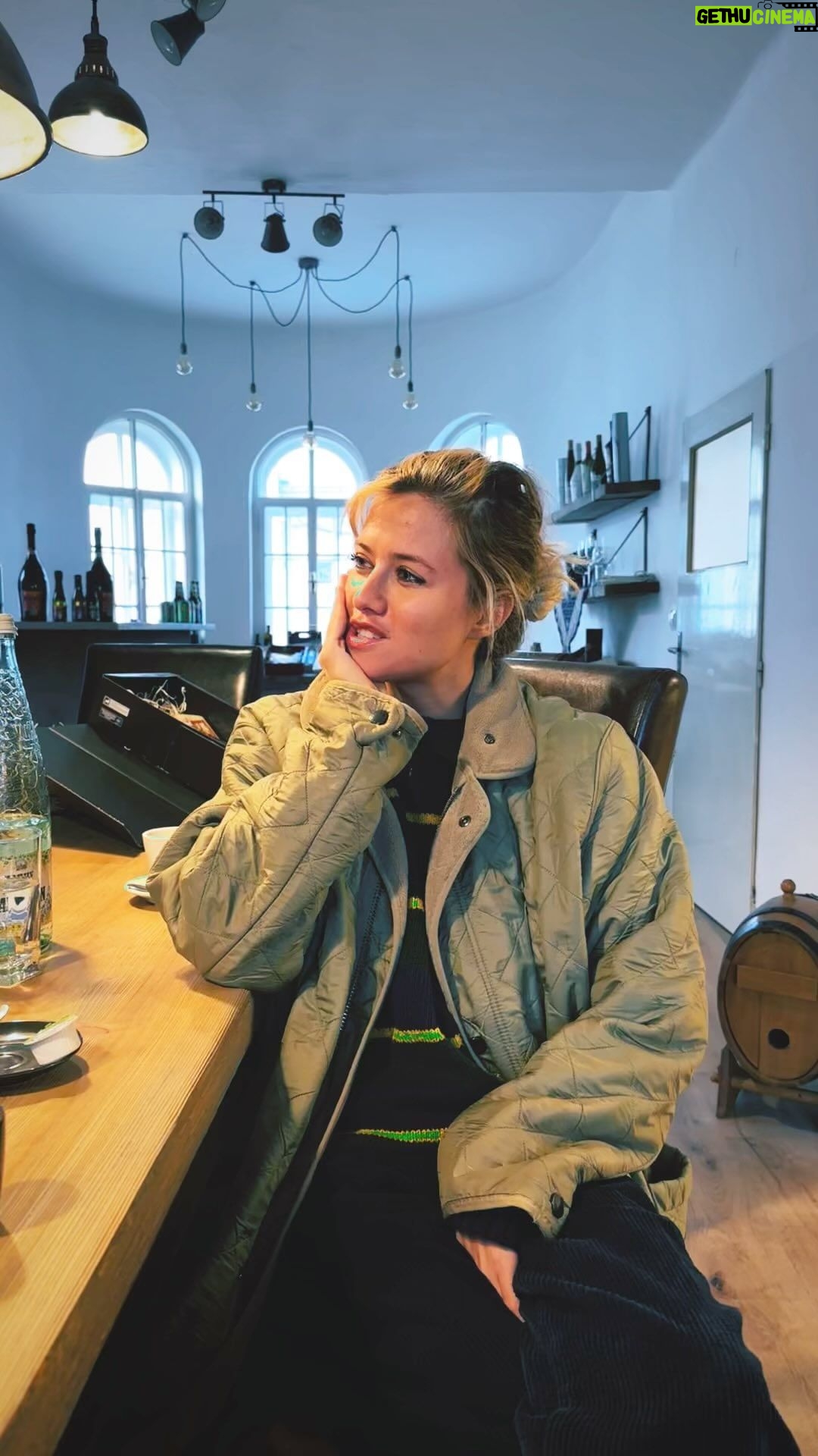 Jordan Haj - 5.6K Likes - Jen malé okénko obdivu k matce mých dětí 🩵
Takový to, když se tvoje frankofonní žena zničehonic zapovídá při vyzvedávání masa v @pampas_market španělsky o tom, že za chvilku jede na hodinu italštiny 👸