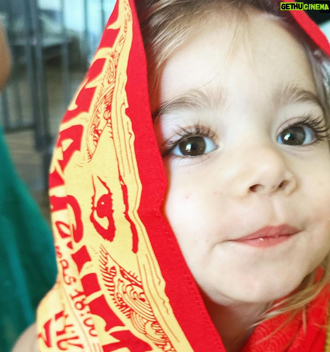 Jordan Haj Instagram - Táta maloval, teta Bára graficky zpracovala, kámoši vyrobili všichni ostatní kupovali a nosili 🧣a pro velký zájem a krásné reakce odteď i pro ty, co nebyli ve fóru. Naskladněno pár kusů na www.BYNOW.cz v sekci SHOP.. -a prosby o černou heavy mikinu s kapucou také vyslyšeny Monastiraki