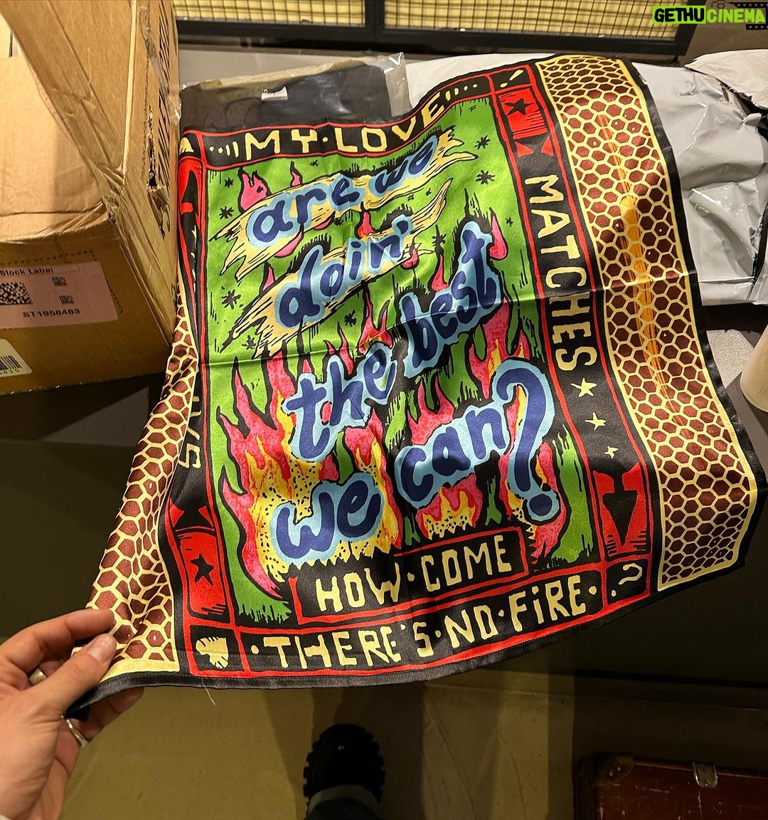 Jordan Haj Instagram - Táta maloval, teta Bára graficky zpracovala, kámoši vyrobili všichni ostatní kupovali a nosili 🧣a pro velký zájem a krásné reakce odteď i pro ty, co nebyli ve fóru. Naskladněno pár kusů na www.BYNOW.cz v sekci SHOP.. -a prosby o černou heavy mikinu s kapucou také vyslyšeny Monastiraki