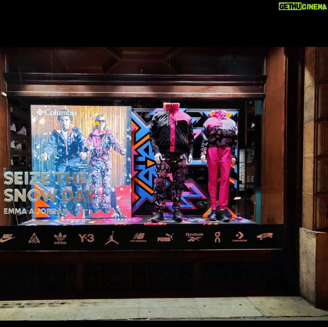Jordan Haj Instagram - Máváme z Athén. Odpočíváme. Kdyby se vám po nás stýskalo, běžte na Příkopy :-) @columbia_eu @footshop_prague aneb outfity z videoklipu ŠŤASTNÝ A VESELÝ to dotáhly až do prestižní vitríny! 🎄🎄🎄 Na příkopě