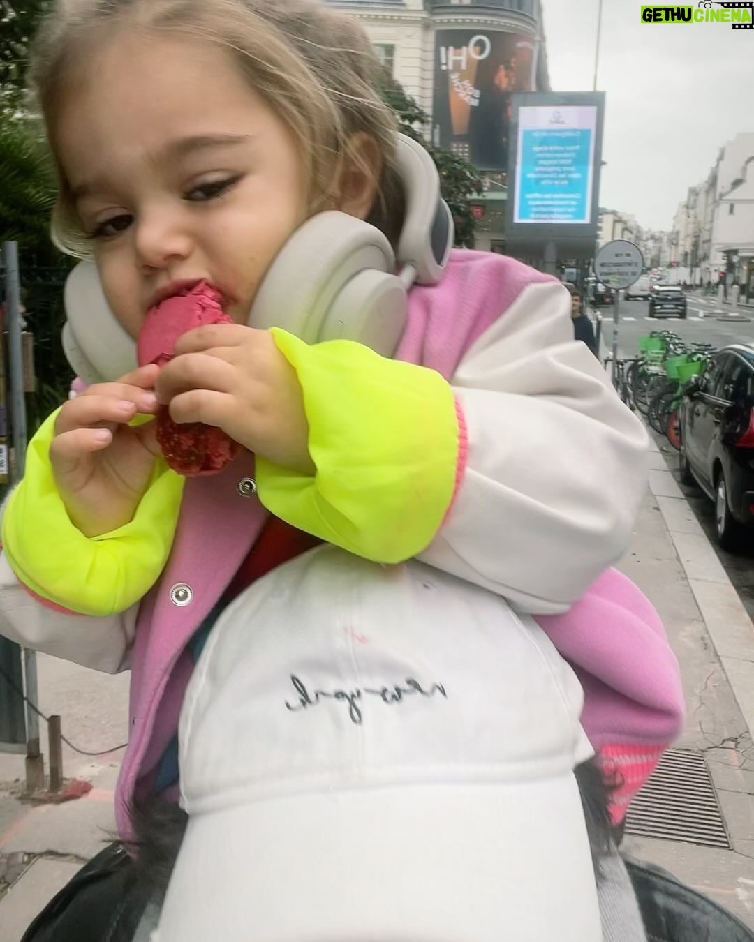 Jordan Haj Instagram - Paříž throwback. 1-Na hlavě opičí královna aka. “Já či toto papat” 24/7 , na její hlavě sluchátka se solárním panelem:::budoucnost.. a v uších písně rodičů (on repeat) ❤️ 2- if You don’t like me on my “taxíkař z 90s” days, you don’t deserve me on my “oscars red carpet” days. 3- Životni mode: udelat si to dobry @urbanista_europe Dík za ndhernej, zvukově úžasnej a nabíječku postrádající solárně se nabízející item co sebou beru všude. Na Alze -20% na všechno od nich s kódem URBANISTA20 Tyhle 🎧 hodím i do stories s odkazem… Paris, France