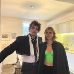 Jordan Haj Instagram - 1🎃 fotil @benediktrenc mobilem, Emma a Jordan bez make-upu v těchto hektyckých předkoncertních dnech. 2🎃 nejlepší livephoto co budem s @emmasmetana_music a Lennon v tomto životě mít 3🎃 čmárání pro lepší soustředěnost. dnes večer na session u Kuby @nobodylisten ve studiu za poslechu ukázek z KOUKEJ SE MNOU desky s @annetx, co jim brzo vyjde, hodně se těšte! 4🎃 nečekaná zpráva co mi přistála v inboxu na IG a rozbušila mi zvláštně srdce 5🎃 a fotka táty v té zprávě, co jsem nikdy neviděl💔 6🎃 takovej ten nerozvážnej nápad před memsícem, uspořádat pro děti Halloween party pár dní před megakoncertem ve @forum_karlin a kdy nemáš čas ani dejchat skoro :))