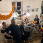 Jordan Haj Instagram - 1🎃 fotil @benediktrenc mobilem, Emma a Jordan bez make-upu v těchto hektyckých předkoncertních dnech. 2🎃 nejlepší livephoto co budem s @emmasmetana_music a Lennon v tomto životě mít 3🎃 čmárání pro lepší soustředěnost. dnes večer na session u Kuby @nobodylisten ve studiu za poslechu ukázek z KOUKEJ SE MNOU desky s @annetx, co jim brzo vyjde, hodně se těšte! 4🎃 nečekaná zpráva co mi přistála v inboxu na IG a rozbušila mi zvláštně srdce 5🎃 a fotka táty v té zprávě, co jsem nikdy neviděl💔 6🎃 takovej ten nerozvážnej nápad před memsícem, uspořádat pro děti Halloween party pár dní před megakoncertem ve @forum_karlin a kdy nemáš čas ani dejchat skoro :))