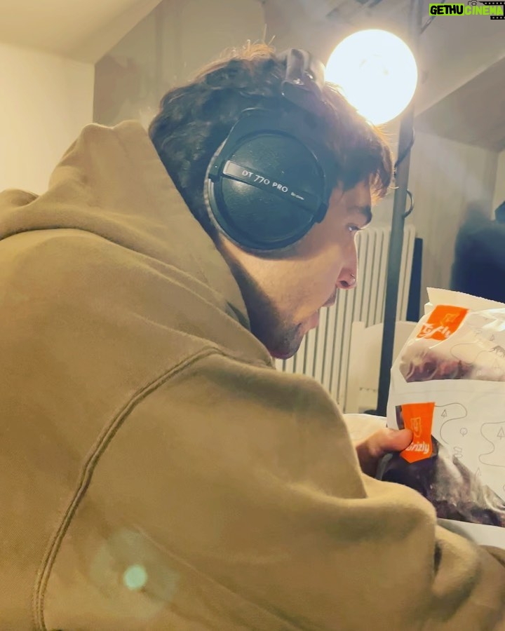Jordan Haj Instagram - 1) neprůstřelnej plán, jak to @forum_karlin 100% vyprodat 💣 2) už několikátej rok mám pocit, že pokud spolu dáme tenhle rok, tak už dáme všechno.. a budeme spolu tak dlouho, až začnu mít vaginální trable a @emmasmetana_music vousy. 3) takhle budeme vypadat 4) takhle si budeme myslet že vypadáme Prague
