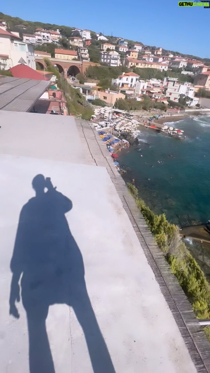 Jordan Haj Instagram - Chodit do pokoje přes recepci je nuda 🪂