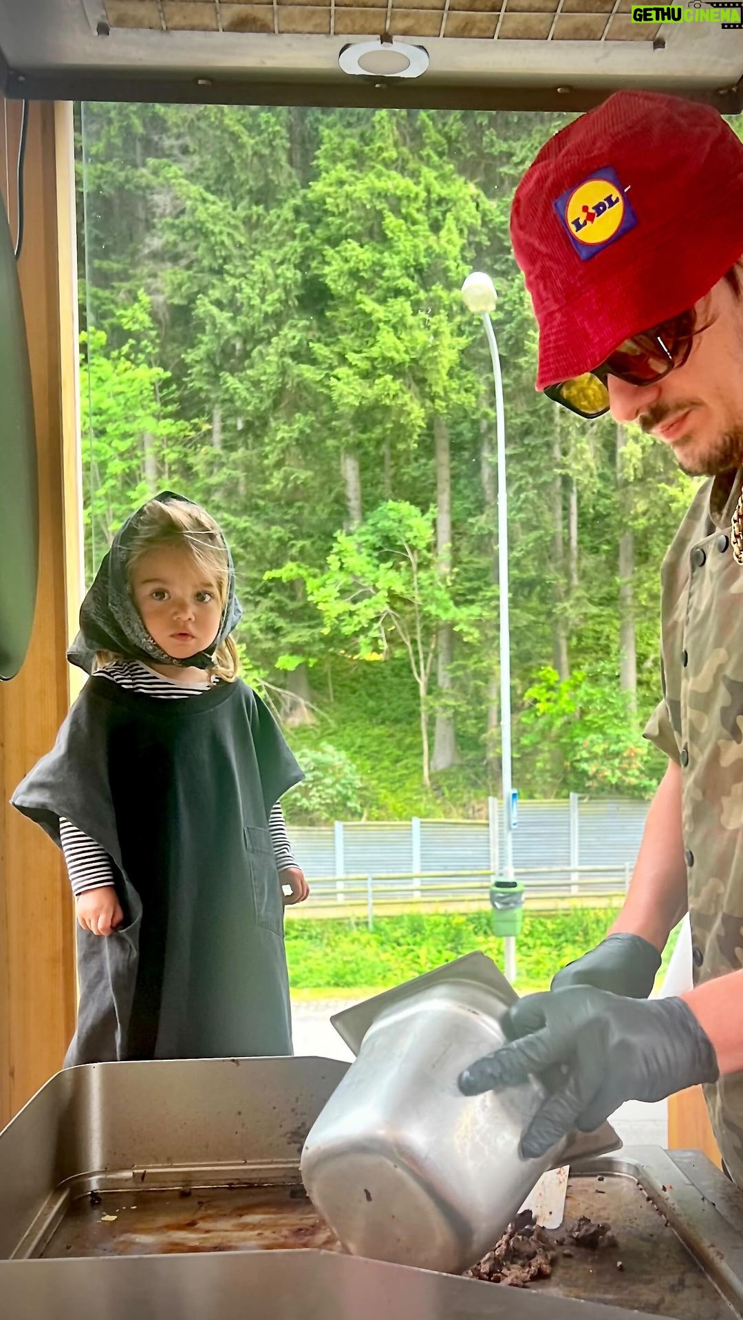 Jordan Haj Instagram - V Peci pod Sněžkou @givinar a @jsem_wanil dnes zase po roce POP-UPovali a vařili pro celý město bomby před @apartmanysvatyvavrinec za Dj setů @the_dj_ro a @jiriburian. Kéž se tohle stane tradicí 🏔️ a bude to nedílná součást letních výletů na horách. Pec pod Sněžkou