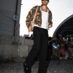 Jordan Haj Instagram - @zachy_zacharaa mě na @colours_cz na cestě mezi @tezenisofficial gigem a @glo_czech gigem odstavil na běžnou silniční kontrolu stylu, zkontroloval mi boty, bundu, tašku..dal mi dejchnout, vyfotil si mě pro @esquireczech a nechal jít. Ještě že jsem na léto přezul boty. 🏭🫶🏻 Colours of Ostrava