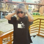 Jordan Haj Instagram - Něco mi dnes dorazilo… dovezli mi to až na @colours_cz (symbolické, tady jsem se u zvukovky Hansarda kdysi rozhodl skládat skladby) A jsem trochu dojatej. Musím se podělit. Je to neprodejný, ale musím vám to aspoň ukázat 🥲 Tahle Jedna Vteřina T-shirt s fotkou E a R focenou na analog při nahrávání písně a klipu, pořídil ji úžasnej @kubokrizo .. To tričko je extrémně pevný, aby vydrželo roky, a je vyrobeno v počtu 10kusů pro realizační tým a přátele🫶🏻 Proč ale? Existuje proto, aby jednou za mnoho let, seprané a děravé, ve své budoucí vintage podobě brouzdalo fesťáky na mladých vášnivých tělech našich, tehdy už dospělých, dětí 🫶🏻 Já napsal tenhle svůj první text, když mi bylo 18 a měl jsem za sebou konec první velké lásky. A před sebou stěhování do Čech, netušíc, že na mě vlastně záhy čeká zásadní setkání s matkou mých dětí a životní láskou…do teď. A pak byl život a život a život a ten text s jeho obrazem momentu v mém životě byl v šuplíku, a o 16 let později ho @emmasmetana_music najednou vzala, vytáhla a zhudebnila, tak jak ho cítila ona, a ta skladba se pak potkala a propojila s @richardmullerofficial v zas jinej, tentokrát jeho moment v životě, z něhož ho nazpíval, propůjčil mu svůj hlas a příběh. A teď tu je. A vy tu píseň viditelně máte rádi a promítáte si do ní svůj moment v životě, kde zrovna stojíte vy. To je kouzlo. Jednou budem všichni vzpomínka na teď. Ta písnička tu i tehdy bude zas pro další uši uprostřed svého života. Díky za vaše reakce na ni, dává mi to úplně jinej a novej smysl a práce s češtinou mě najednou strašně láká. Povídat si s posluchačem stejnou řečí, kterou žije, je krásný. Dík. Dolní oblast Vítkovice