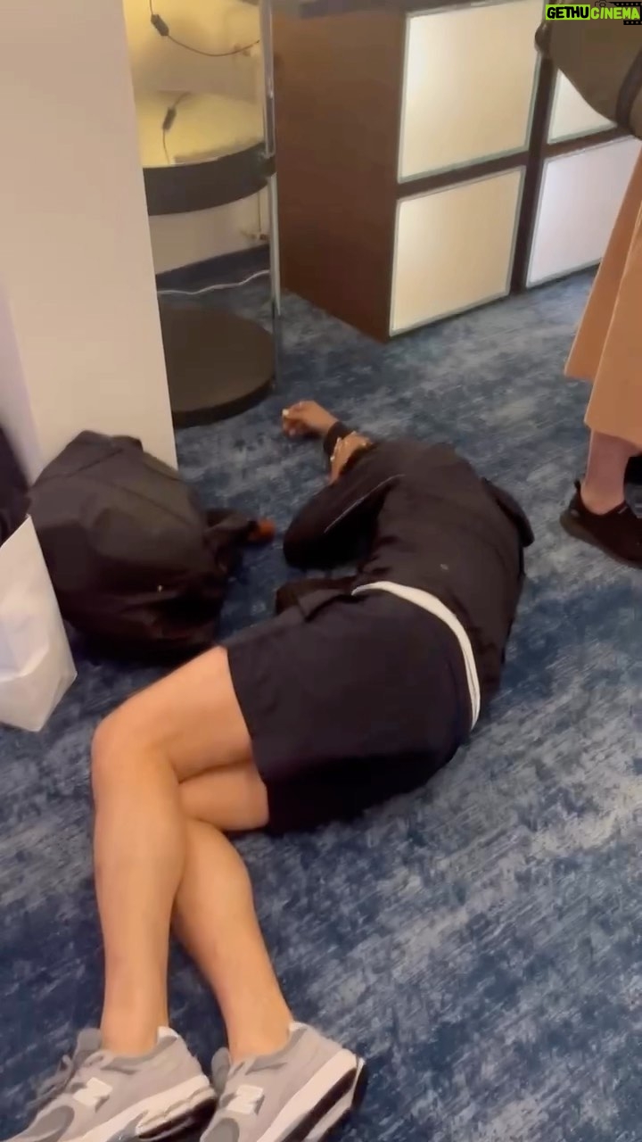 Jordan Haj Instagram - Expedice do hotelu po hezky a příjemně stráveném večeru s přáteli do šesti do rána.