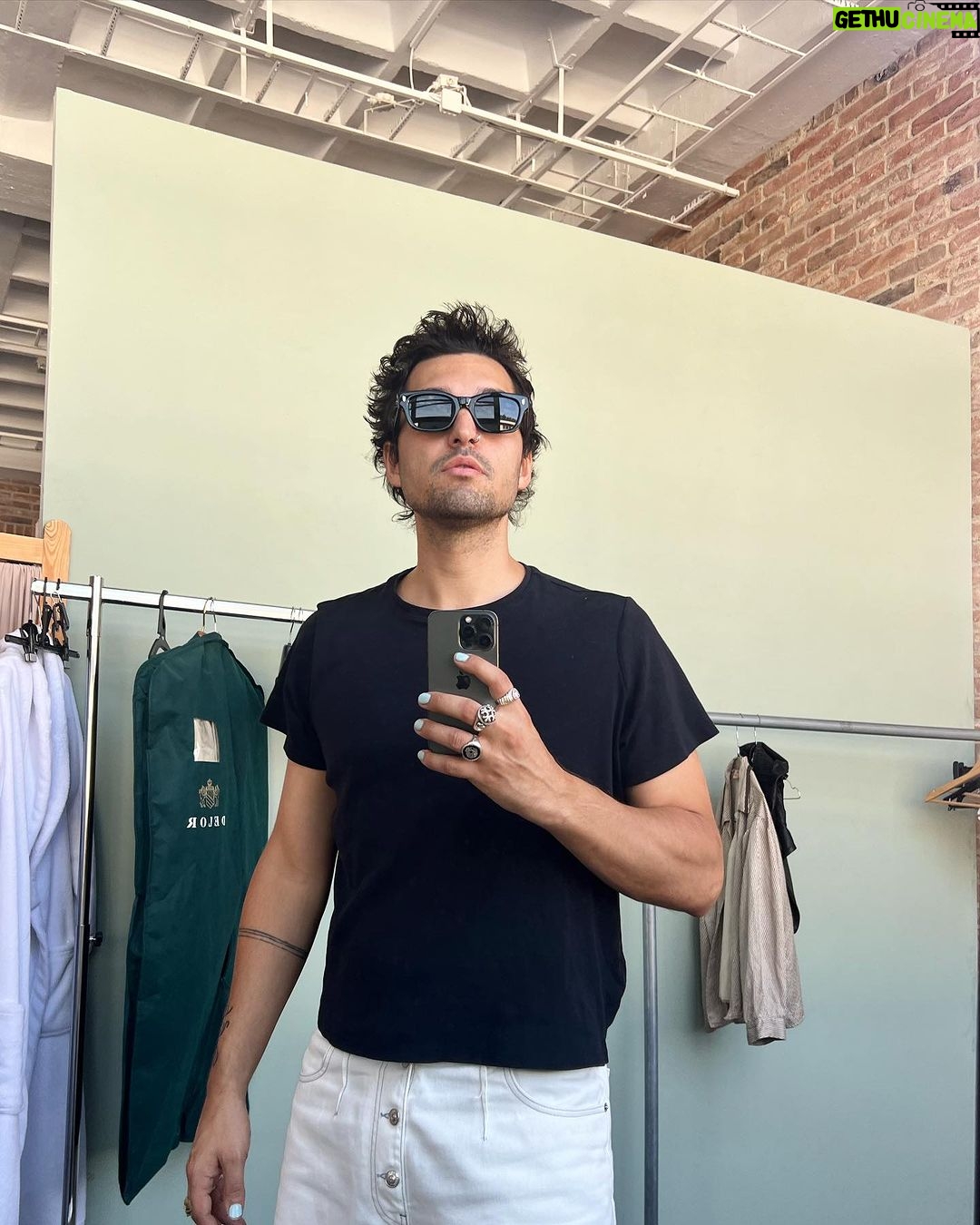 Jordan Haj Instagram - Dnes jsem dělal stylistu a tak jsem vypadal jako stylista 🐚 Cash Only Studios P8