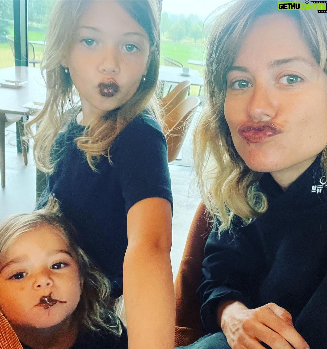 Jordan Haj Instagram - Beskydy time- workin-chillin-family time A ZÍTRA DVA DNY VE VÍDNI!!! Nebyl jsem tam tak 13 let. Prosím o všechny vaše gastro/art/Fashion/café doporučení ! Bude pršet…🙏🏽🙏🏽🙏🏽 1 proud @eminenterum ambasador chilin in dá mountains with a rum on a rainy sunday evening. # 2 piece of art x3 3 @ladnaceladna nezapomenutelné publikum a perfektní timing koncertu v hodině a půl bez deště. Díky 👼🏻 4 i am gonna make the žabky great again. 5 Ariel a Lennon Haj SPAtana 6 told ya about the žabky 7 @ladnaceladna 8 @cerny.david na miuře 9 stávka filmařů v USA neboli vidíme po roce tetu @marketahanz která jinak žije na place 366 dní v roce Celadna