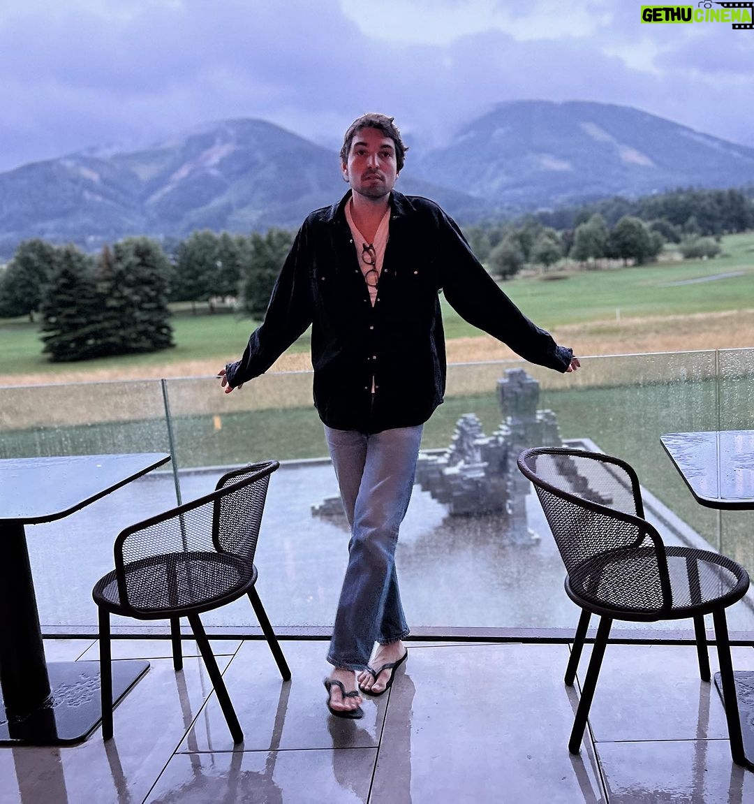 Jordan Haj Instagram - Beskydy time- workin-chillin-family time A ZÍTRA DVA DNY VE VÍDNI!!! Nebyl jsem tam tak 13 let. Prosím o všechny vaše gastro/art/Fashion/café doporučení ! Bude pršet…🙏🏽🙏🏽🙏🏽 1 proud @eminenterum ambasador chilin in dá mountains with a rum on a rainy sunday evening. # 2 piece of art x3 3 @ladnaceladna nezapomenutelné publikum a perfektní timing koncertu v hodině a půl bez deště. Díky 👼🏻 4 i am gonna make the žabky great again. 5 Ariel a Lennon Haj SPAtana 6 told ya about the žabky 7 @ladnaceladna 8 @cerny.david na miuře 9 stávka filmařů v USA neboli vidíme po roce tetu @marketahanz která jinak žije na place 366 dní v roce Celadna