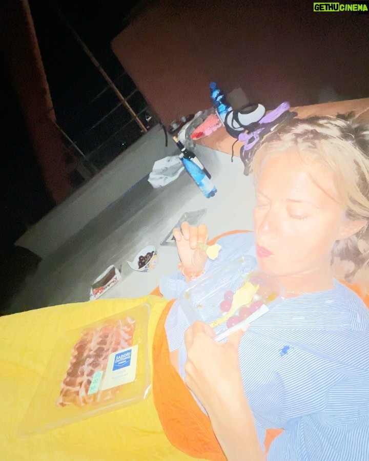 Jordan Haj - 5.1K Likes - Liferoundhere ⛱️
1 @emmasmetana_music
2 mini @emmasmetana_music
3 člověk co patří na jih
4 na světě existujou místa kde 10 letý chlapečci v restauraci na pláži nemaj v ruce mobil a hrajou karty. A taky tam existujou teenage party co si povídaj, hladí se u toho letmo po hlavě a zátylku a hrajou karty a do mobilu koukají zběžně. #somethinginthewater i guess
5 Achjo fakt.. 35let, nula zákroků, 2vě děti.. jóga a strava a genetika východoevropský ženy i guess :)))
6 kriminálník
7 Lennon učí svojí sestru ovládat moře rukou a soustředěním. Naučil jsem jí to včera, uvěřila mi, že to maká.. dnes jsem tomu začal věřit, pozorovajíc je dvě, taky. #dune
8 afterparty/movietime
9 🌰🌰🌰
10 snídaně