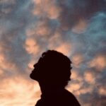 Jordan Haj Instagram – @emmasmetana_music moc neumí s mým Fuji x100v fotit, celkově moc neumí fotit. Ale občas se jí za pomoci denní doby, přírody v kombinaci s tím jejím neumětelstvím povede něco, co by mohl být obal desky.