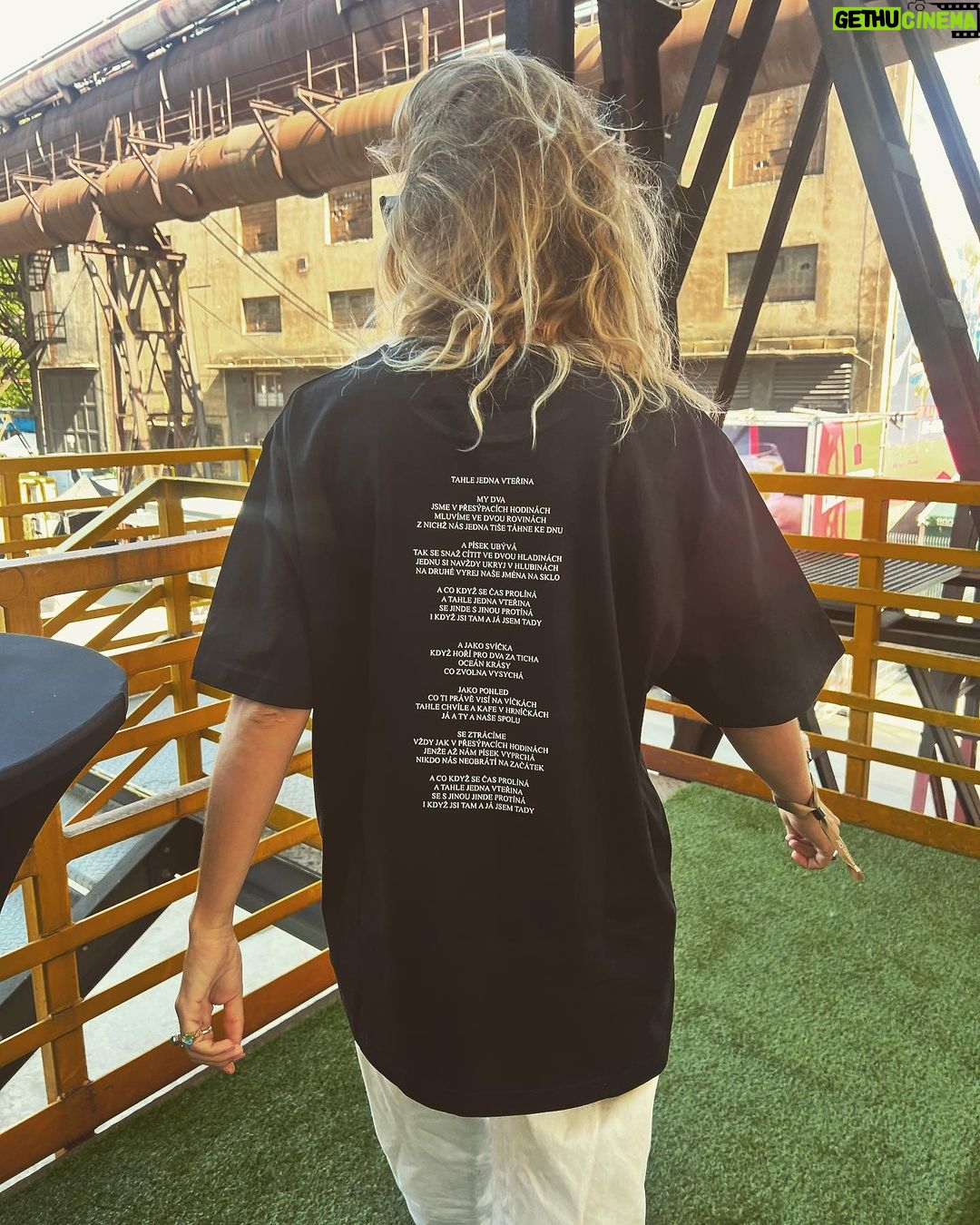 Jordan Haj Instagram - Něco mi dnes dorazilo… dovezli mi to až na @colours_cz (symbolické, tady jsem se u zvukovky Hansarda kdysi rozhodl skládat skladby) A jsem trochu dojatej. Musím se podělit. Je to neprodejný, ale musím vám to aspoň ukázat 🥲 Tahle Jedna Vteřina T-shirt s fotkou E a R focenou na analog při nahrávání písně a klipu, pořídil ji úžasnej @kubokrizo .. To tričko je extrémně pevný, aby vydrželo roky, a je vyrobeno v počtu 10kusů pro realizační tým a přátele🫶🏻 Proč ale? Existuje proto, aby jednou za mnoho let, seprané a děravé, ve své budoucí vintage podobě brouzdalo fesťáky na mladých vášnivých tělech našich, tehdy už dospělých, dětí 🫶🏻 Já napsal tenhle svůj první text, když mi bylo 18 a měl jsem za sebou konec první velké lásky. A před sebou stěhování do Čech, netušíc, že na mě vlastně záhy čeká zásadní setkání s matkou mých dětí a životní láskou…do teď. A pak byl život a život a život a ten text s jeho obrazem momentu v mém životě byl v šuplíku, a o 16 let později ho @emmasmetana_music najednou vzala, vytáhla a zhudebnila, tak jak ho cítila ona, a ta skladba se pak potkala a propojila s @richardmullerofficial v zas jinej, tentokrát jeho moment v životě, z něhož ho nazpíval, propůjčil mu svůj hlas a příběh. A teď tu je. A vy tu píseň viditelně máte rádi a promítáte si do ní svůj moment v životě, kde zrovna stojíte vy. To je kouzlo. Jednou budem všichni vzpomínka na teď. Ta písnička tu i tehdy bude zas pro další uši uprostřed svého života. Díky za vaše reakce na ni, dává mi to úplně jinej a novej smysl a práce s češtinou mě najednou strašně láká. Povídat si s posluchačem stejnou řečí, kterou žije, je krásný. Dík. Dolní oblast Vítkovice