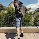 Jordan Haj Instagram - @1981secondhand mají na @kviff svůj krásnej pop-up kam si chodím pro denní i koncertní outfity.. jsou tam do konce festivalu, celej den každej den. Jděte tam. A zítra mají navíc ještě Pizza party s @zeme.projekt 🍕bude pizza, oblečení, naturální vína, atmo a hudba a mezi tím vším se asi budu i motat já a porušovat svou včera zahájenou Low-carb dietu michelinskejma pizzama a vínem 😅 Mezinarodni Filmovy Festival Karlovy Vary